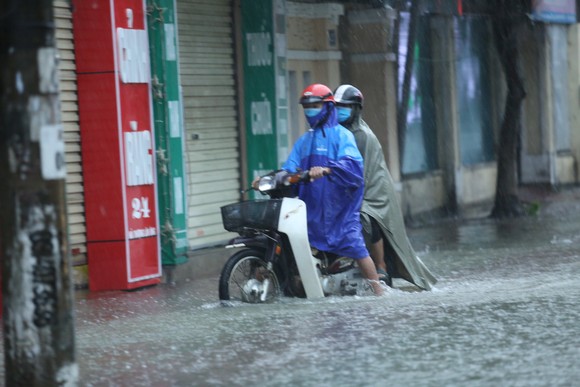 Mưa lớn kéo dài, nhiều tuyến đường ở thành phố Hà Tĩnh ngập trong biển nước ảnh 6
