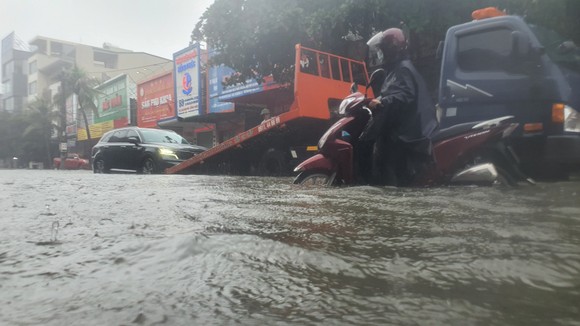 Mưa lớn kéo dài, nhiều tuyến đường ở thành phố Hà Tĩnh ngập trong biển nước ảnh 14