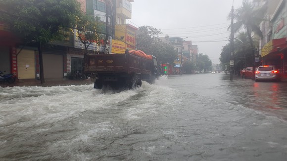 Mưa lớn kéo dài, nhiều tuyến đường ở thành phố Hà Tĩnh ngập trong biển nước ảnh 17
