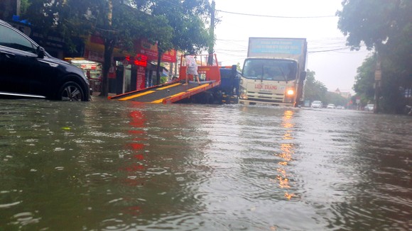 Mưa lớn kéo dài, nhiều tuyến đường ở thành phố Hà Tĩnh ngập trong biển nước ảnh 20