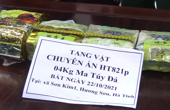Hà Tĩnh: Bắt giữ nghi phạm vận chuyển 4kg ma túy tổng hợp dạng đá ảnh 2