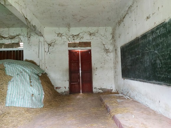 Hà Tĩnh: Hoang tàn trường học bỏ hoang ảnh 13