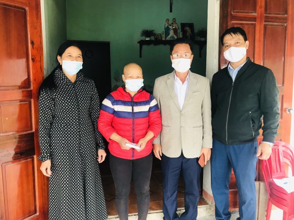Trao 22,2 triệu đồng giúp 3 gia đình khó khăn ở Hà Tĩnh ảnh 2