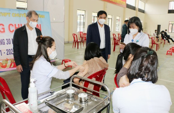 Lãnh đạo Sở Y tế tỉnh Hà Tĩnh kiểm tra việc tiêm vaccine phòng Covid-19 cho học sinh trên địa bàn TP Hà Tĩnh