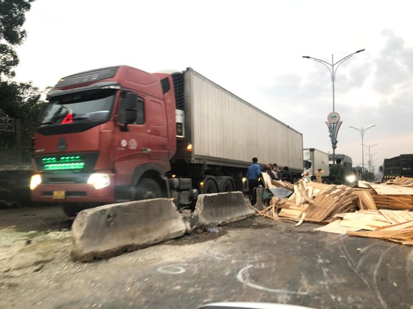 Hà Tĩnh: Xe chở gỗ bị tai nạn, quốc lộ 1 bị ách tắc nhiều giờ ảnh 4