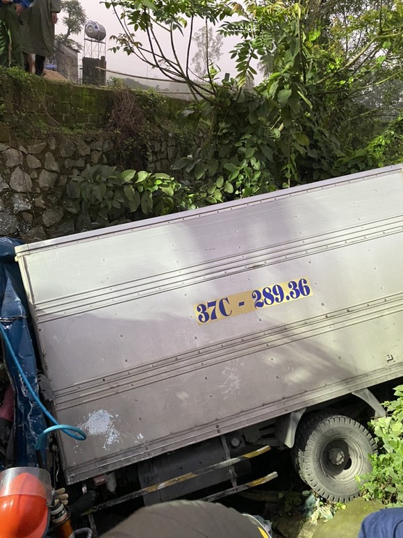 Hà Tĩnh: Cứu tài xế bị thương, mắc kẹt trong cabin xe tải sau tai nạn ảnh 2