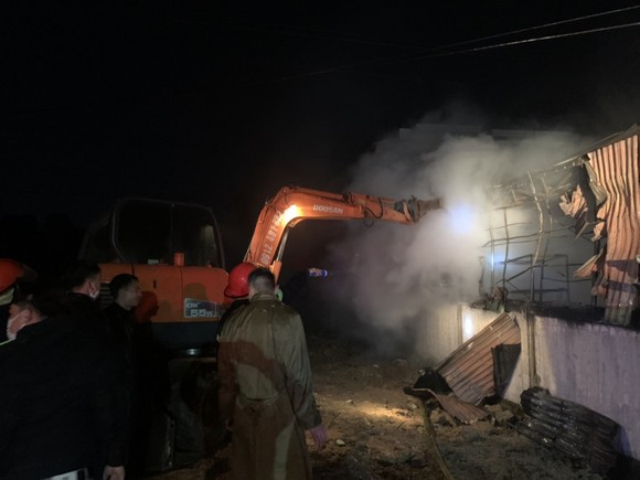 Cháy cửa hàng vật tư điện nước lúc rạng sáng mùng 1 Tết ảnh 3