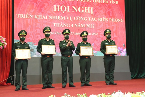 Trao bằng khen của Bộ Tư Lệnh BĐBP Việt Nam cho các cá nhân có thành tích xuất sắc