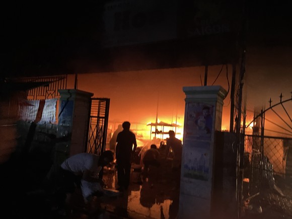 Hà Tĩnh: Cháy cửa hàng tạp hóa, thiệt hại hàng trăm triệu đồng ảnh 1