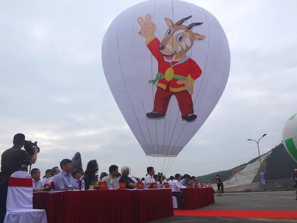 Hà Tĩnh: Trình diễn bay khinh khí cầu chào mừng SEA Games 31 ảnh 2