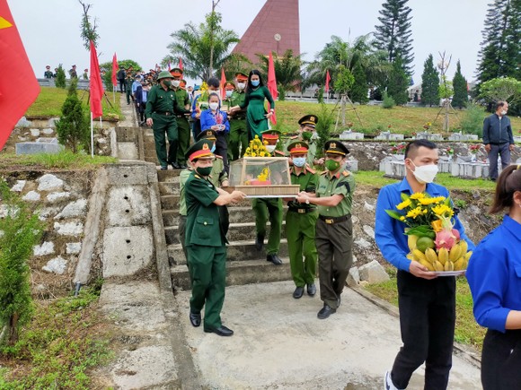 Hà Tĩnh: Truy điệu, an táng 11 hài cốt liệt sĩ hy sinh trên đất bạn Lào ảnh 7