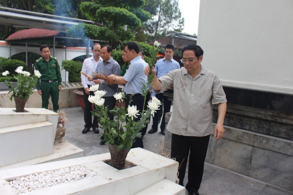 Thủ tướng Chính phủ dâng hương tại Khu di tích lịch sử quốc gia Ngã ba Đồng Lộc ảnh 6