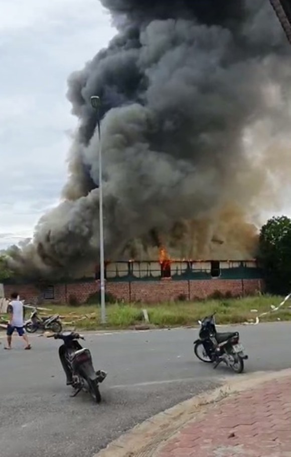 Cháy lớn tại cơ sở phun sơn ở khu công nghiệp làng nghề Thái Yên ảnh 1