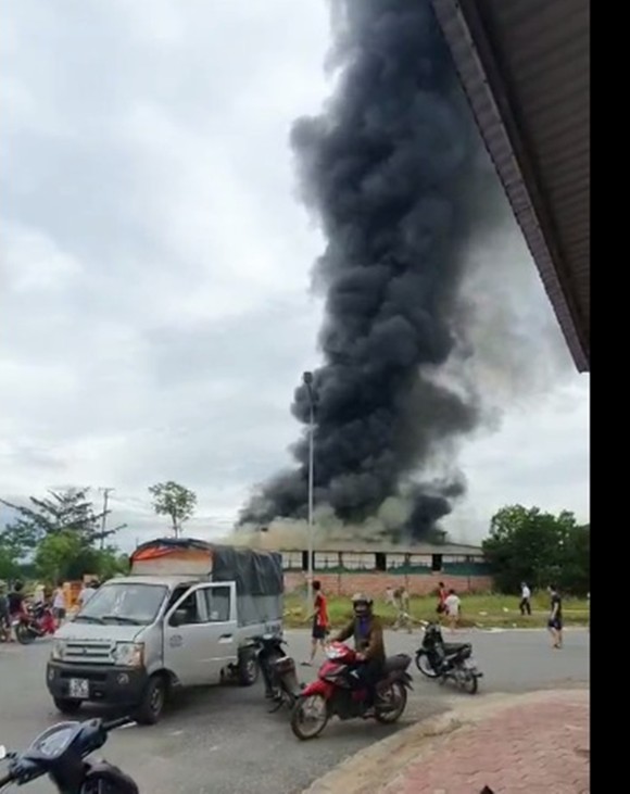 Cháy lớn tại cơ sở phun sơn ở khu công nghiệp làng nghề Thái Yên ảnh 2