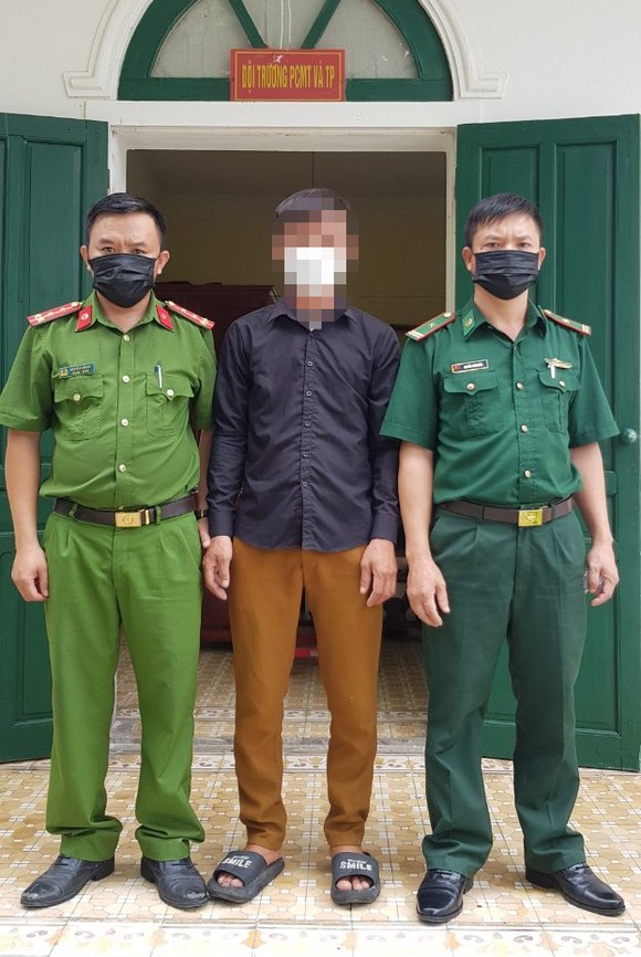 Vụ bé gái 10 tuổi bị trói tay, treo lên trần nhà: Người bố đã đến cơ quan chức năng trình diện ảnh 1
