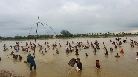 Hàng trăm người nô nức bắt cá hồ Đập Lổ ở Hà Tĩnh ảnh 1