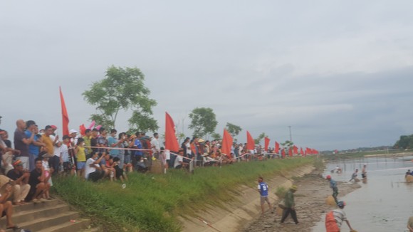 Hàng trăm người nô nức bắt cá hồ Đập Lổ ở Hà Tĩnh ảnh 19