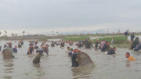 Hàng trăm người nô nức bắt cá hồ Đập Lổ ở Hà Tĩnh ảnh 12