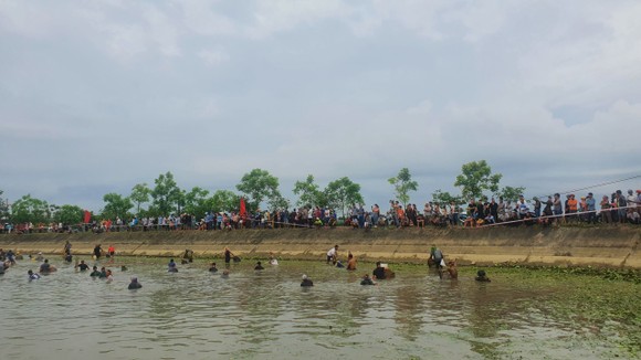Hàng trăm người nô nức bắt cá hồ Đập Lổ ở Hà Tĩnh ảnh 2