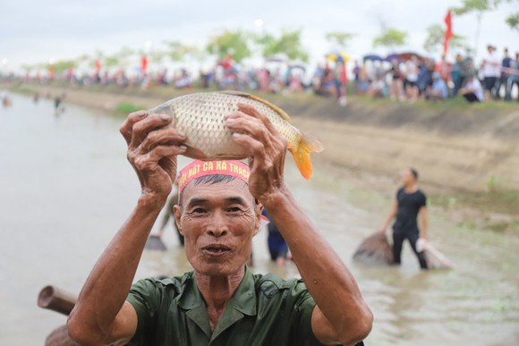 Hàng trăm người nô nức bắt cá hồ Đập Lổ ở Hà Tĩnh ảnh 21