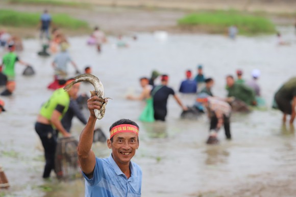 Hàng trăm người nô nức bắt cá hồ Đập Lổ ở Hà Tĩnh ảnh 7