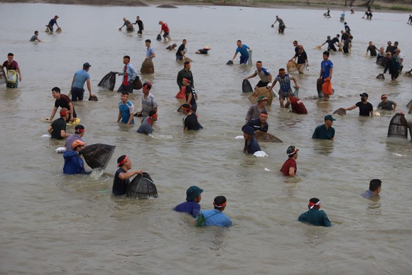 Hàng trăm người nô nức bắt cá hồ Đập Lổ ở Hà Tĩnh ảnh 8