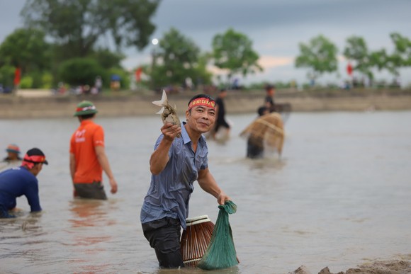 Hàng trăm người nô nức bắt cá hồ Đập Lổ ở Hà Tĩnh ảnh 23