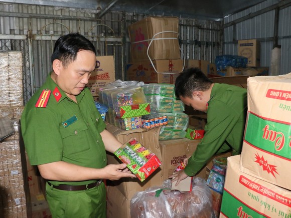 Phát hiện số lượng lớn thực phẩm, bánh kẹo không rõ nguồn gốc ảnh 1