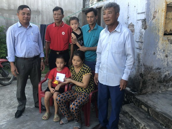 Báo SGGP trao 37,3 triệu đồng cho các gia đình khó khăn ở Hà Tĩnh ảnh 1