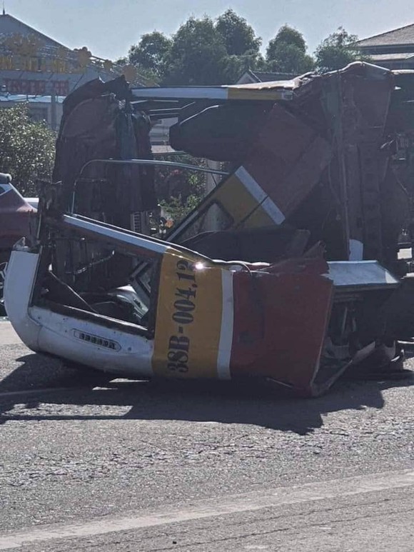 Hà Tĩnh: Tai nạn giữa xe buýt và xe đầu kéo trên Quốc lộ 1, nhiều người nhập viện  ảnh 1