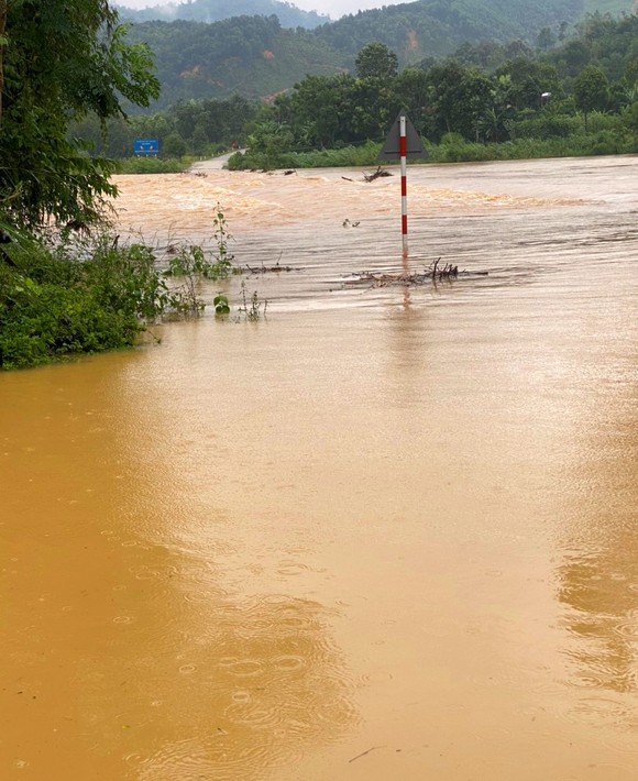Cầu tràn bắc qua sông Ngàn Sâu vào bản Rào Tre (ở xã Hương Liên, huyện Hương Khê, Hà Tĩnh) đã bị ngập nước sâu, gây chia cắt hoàn toàn