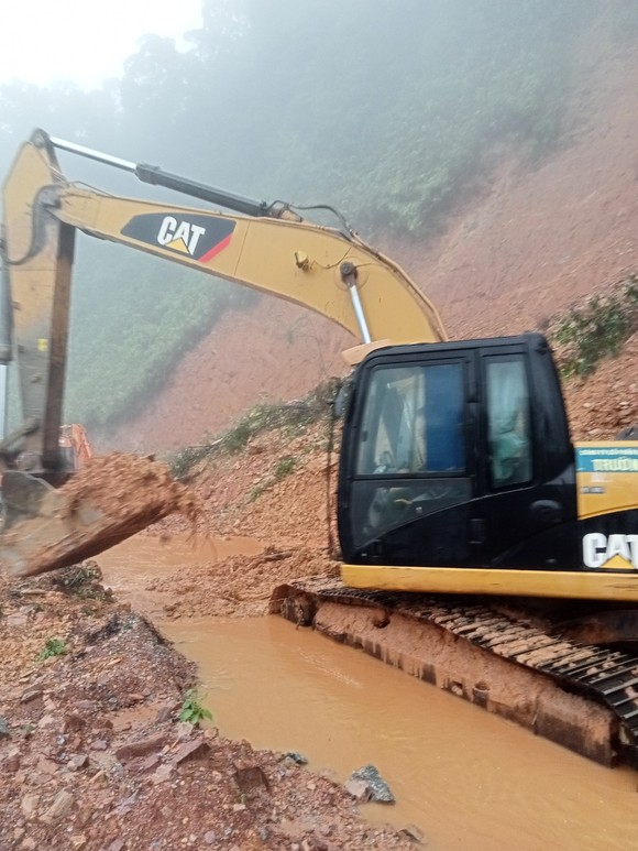 Quốc lộ 8A lên Cửa khẩu quốc tế Cầu Treo bị sạt lở, gây ách tắc giao thông ảnh 4