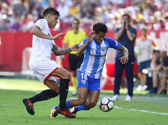 Sevilla (trắng) giành chiến thắng vất vả trước Malaga.Ảnh: Getty Images