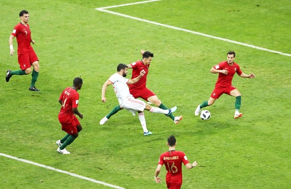 Bồ Đào Nha - Tây Ban Nha 3-3: Ronaldo lập hat-trick, Bồ Đào Nha may mắn thoát “chết” ảnh 1