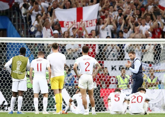 HLV Gareth Southgate và người hâm mộ Anh động viên cầu thủ sau thất bại. Ảnh: Getty Images