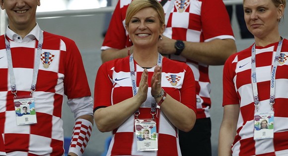 Chính trị gia Croatia mặc áo đội tuyển đi làm ảnh 2