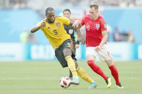 Romelu Lukaku (Bỉ, trái) và Phil Jones (Anh) đối đầu nhau ở trận tranh hạng 3 World Cup 2018. Ảnh: Getty Images
