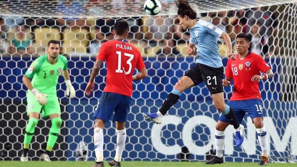 Edinson Cavani với pha đánh đầu ghi bàn quan trọng cho Uruguay. Ảnh: Getty Images