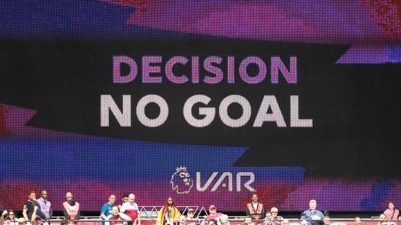 HLV Guardiola đã thích ứng với VAR ảnh 1