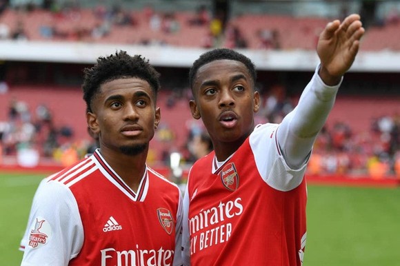 Reiss Nelson (trái) và Joe Willock được mong chờ là tương lai của Arsenal. Ảnh: Getty Images  