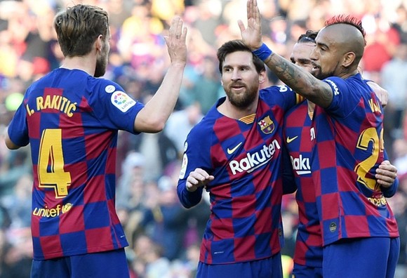 Lionel Messi và đồng đội khó tập trung tối đa khi ra sân tại Napoli. Ảnh: Getty Images