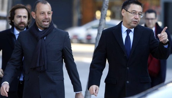 Sandro Rosell (trái) và Chủ tịch đương nhiệm, Josep Maria Bartomeu. Ảnh: Getty Images   
