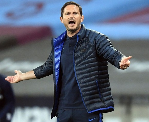 HLV Frank Lampard lại phải than thở về sự thiếu ổn định và sai sót của Chelsea. Ảnh: Getty Images