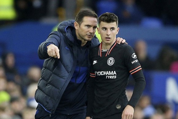 HLV Frank Lampard sẽ được “bù đắp” sau một mùa đầu tiên buộc phải tin dùng cầu thủ trẻ. Ảnh: Getty Images