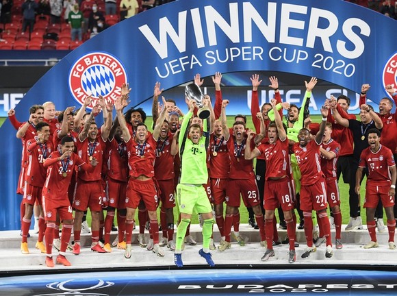 Bayern Munich đánh bại Sevilla trong hiệp phụ để nâng Siêu cúp châu Âu. Ảnh: Getty Images