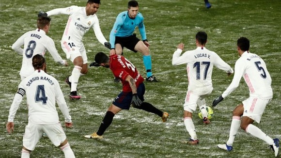 Trận Atletico hoãn, Real chỉ hòa, Messi ghi cú đúp thứ 2 liên tiếp giúp Barca bám đuổi ảnh 1
