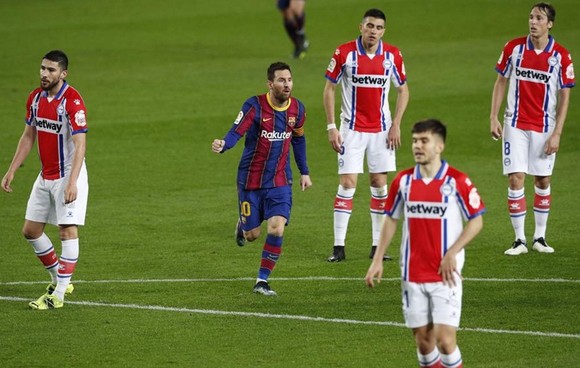 Lionel Messi tỏa sáng với cú đúp trong chiến thắng 5-1 trước Alaves. 