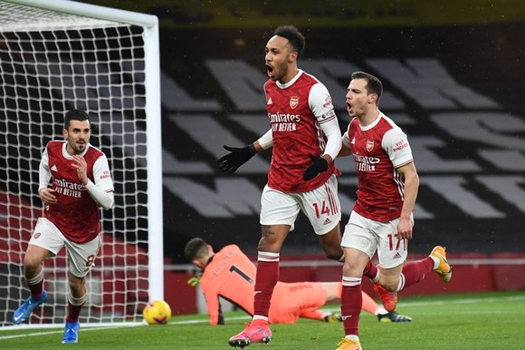 Man.United chia điểm, Aubameyang ghi hat-trick nhấn chìm Leeds ảnh 1