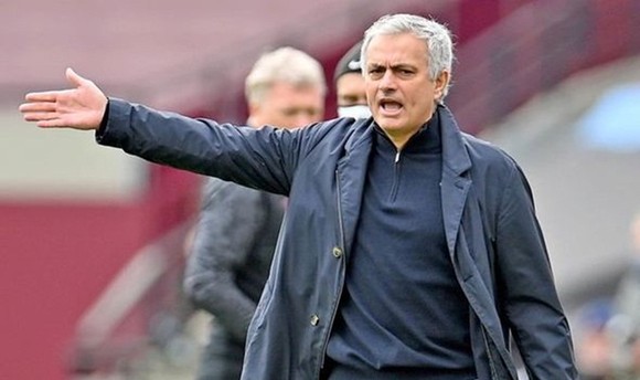 HLV Jose Mourinho vẫn tin tưởng vào năng lực của ban huấn luyện. Ảnh: Getty Images