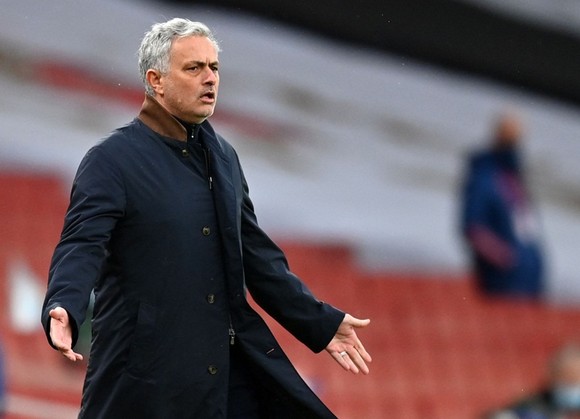 HLV Jose Mourinho phản ứng sau quyết định của trọng tài. Ảnh: Getty Images  